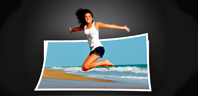 femme sautant les bras en l'air et sortant de la photo d'une plage