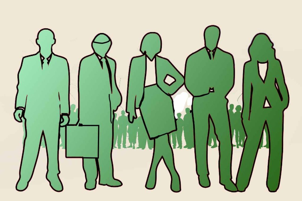 illustration de 3 hommes et deux femmes en vert derrière eux se trouve une foule de gens