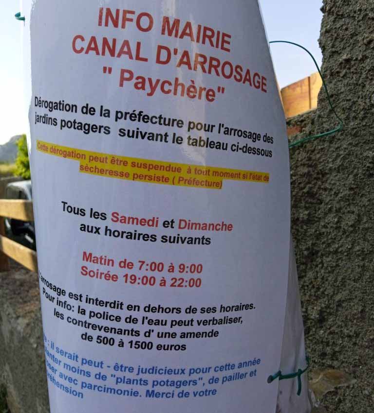 Affiche de restriction d'usage des canaux de Saint Paul de fenouillet, il y est indiqué aux jardiniers de limiter leurs plantations